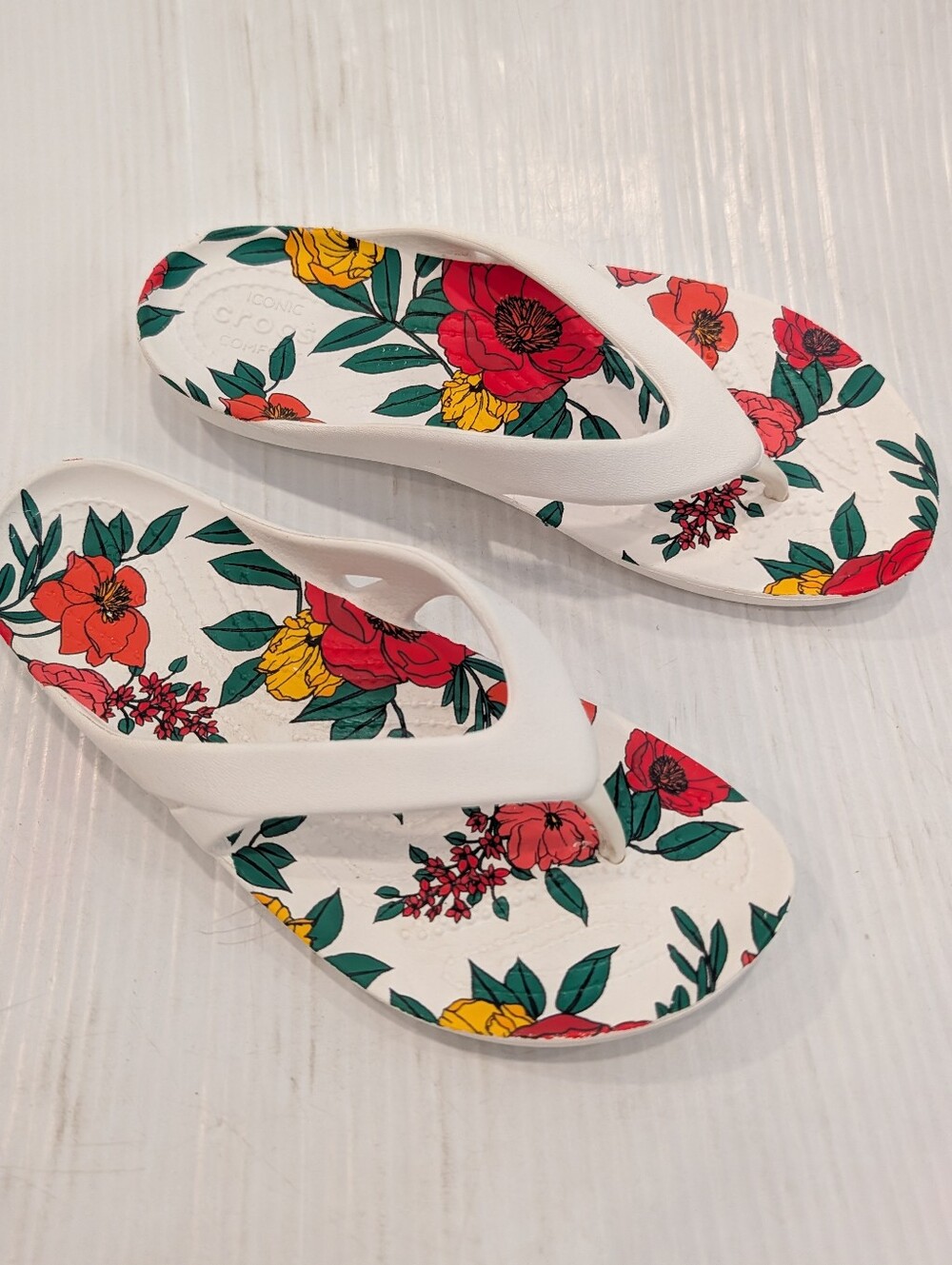 CROCS White Red And Yellow Floral Print Women’s Flipflops Sandals Size 6